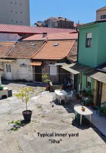 un grupo de edificios con mesas en un patio en KirasHouse, en Oporto