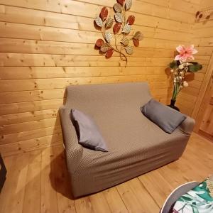 una silla con 2 almohadas sentada en una habitación en Chalet d'une chambre avec terrasse amenagee et wifi a L'Etang Sale, en Étang-Salé