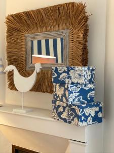 a shelf with a mirror and a stack of towels at Maison Marco in Espoey
