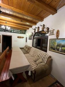 sala de estar con sofá y mesa en Kolasin - Hunting home in old village en Kolašin
