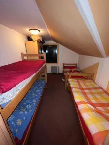 Zimmer mit 2 Etagenbetten in einem Zimmer in der Unterkunft Kolasin - Hunting home in old village in Kolašin