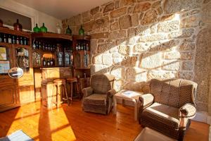波多的住宿－Ribeira Smart Flat，客厅配有两把椅子和石墙