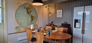 un comedor con una mesa y un mapa mundial en la pared en Main floor in the Lyngen Alps, whole house rentable, en Lyngseidet