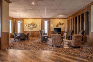 El Rancho Hotel في ويلستون: غرفة انتظار مع طاولة وكراسي