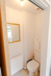 Bathroom sa Beautiful 3BD Thatched Stone Cottage Kettering