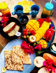 een tafel met twee borden voedsel met verschillende voedingsmiddelen bij Villa Tortuga, Guest house Private bungalow, private pool in Las Terrenas