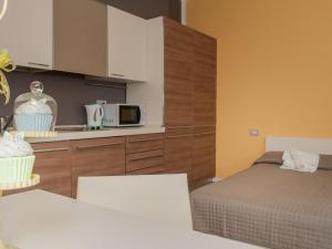 里米尼的住宿－藝術公寓酒店，一间小卧室,配有一张床和一台微波炉