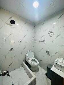een witte badkamer met een toilet en een douche bij Abiro Danitza in La Merced