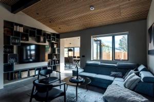uma sala de estar com um sofá azul e uma grande janela em Private house in the center of Akureyri 