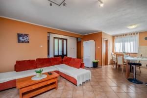 ein Wohnzimmer mit einem Sofa und einem Tisch in der Unterkunft Holiday Home Došen in Vrbovsko