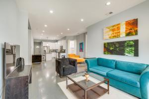 uma sala de estar com um sofá azul e uma mesa em Chic Chicago Getaway with Deck, 7 Mi to Downtown! em Chicago