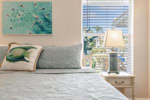 a bedroom with a bed with a lamp and a window at Villa Ocean Palm - Cape Coral - Roelens Vacations in Cape Coral +57 photos