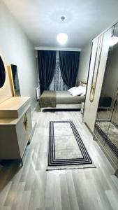 y baño con cama, lavabo y espejo. en 2+1 Luxury Flat , 5 beds , near all services, en Esenyurt