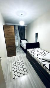 Een bed of bedden in een kamer bij 2+1 Luxury Flat , 5 beds , near all services
