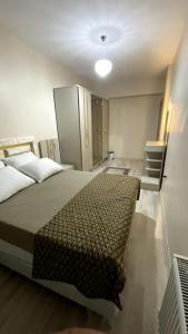 een slaapkamer met een groot bed en een trap bij 2+1 Luxury Flat , 5 beds , near all services in Esenyurt