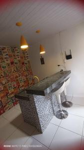 uma casa de banho com um lavatório num quarto em Studio Aconchegante em Palmas