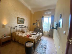 a small bedroom with a bed and a window at Casetta Pinetamare Tropea in Tropea