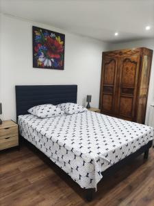 ein Schlafzimmer mit einem Bett und einem Wandgemälde in der Unterkunft Maison confortable à Ansouis dans Le Luberon in Ansouis