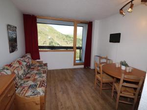 Televízia a/alebo spoločenská miestnosť v ubytovaní Studio Lumineux avec Balcon, Proche Pistes et Commerces - Tignes Le Lavachet - FR-1-502-474