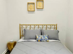ein Bett mit zwei Kissen darauf in einem Schlafzimmer in der Unterkunft Lincoln Park 3 BR Penthouse in Chicago