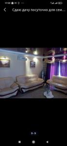 Vorontsovskoye的住宿－Дача，紫色窗帘间内的两张床
