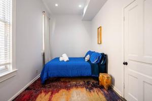 Cama ou camas em um quarto em Lincoln Park 3 BR Penthouse