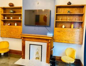 a living room with a fireplace and a tv at Lincoln Park 3 BR Penthouse in Chicago