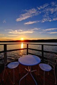 コウチェボにあるZakatek Malaの夕日を眺めながらボート上の椅子2脚とテーブル