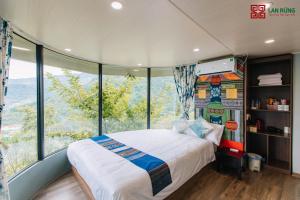1 dormitorio con cama y ventana grande en Lan Rung Brocade Hotel, en Sa Pa