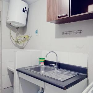 - un comptoir de cuisine avec un évier et une lampe dans l'établissement D'Rous, à Lima