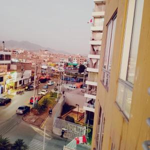 - une vue sur la ville depuis un bâtiment dans l'établissement D'Rous, à Lima