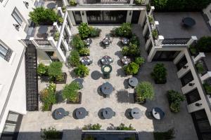 an overhead view of a courtyard with tables and chairs at Hôtel & SPA Napoléon in Fontainebleau