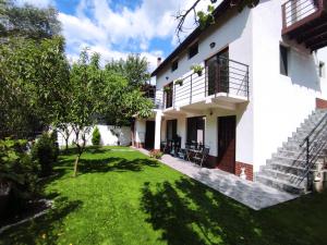 uma vista para o pátio de uma casa em Rio rooms em Băile Herculane