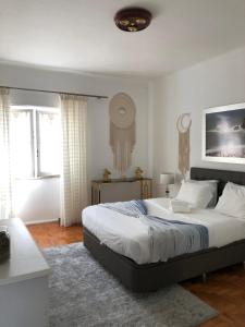 1 dormitorio con 1 cama grande en una habitación en Casa da Tina, en Nazaré