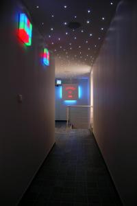 un pasillo oscuro con un cartel en la pared en BeautyD GREY ROOM centrum Gullegem, en Wevelgem