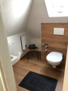 Baño pequeño con aseo y lavamanos en 2 Zimmer Wohnung in Giessen-Mitte en Gießen