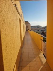 un pasillo en el lateral de un edificio en Sète vue mer linge fourni, en Sète