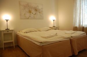 una camera da letto con un grande letto con due lampade sopra di Bjärkas Golf & Country Club a Nivelax