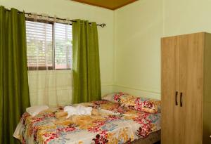 Un dormitorio con una cama con ositos de peluche. en Casita Colorada, Sierpe de Osa, en Sierpe