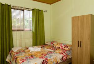 Postel nebo postele na pokoji v ubytování Casita Colorada, Sierpe de Osa