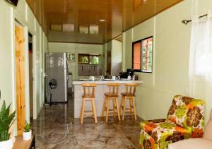 Kuchyň nebo kuchyňský kout v ubytování Casita Colorada, Sierpe de Osa