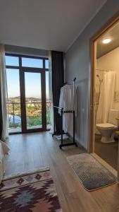 bagno con servizi igienici e finestra con vista di Jays a Kutaisi