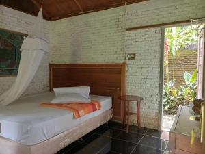 - une chambre avec un lit dans une pièce dotée d'une fenêtre dans l'établissement Thousand hills ketambe, à Lhokuenam
