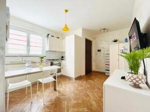 A kitchen or kitchenette at [La Casina Del Colle] Confort,Centrale,P. Gratuito.