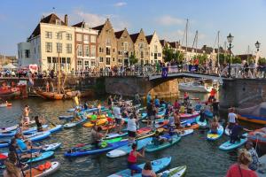 un grupo de personas en kayaks en el agua en Huisje36, en Middelburg
