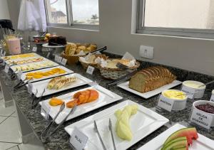 een buffet met veel verschillende soorten brood en gebak bij Ilha Forte Praia Hotel in Florianópolis