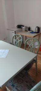 einen Tisch und zwei Stühle in einem Zimmer in der Unterkunft Ferienhaus Kastanienblick in Moselkern