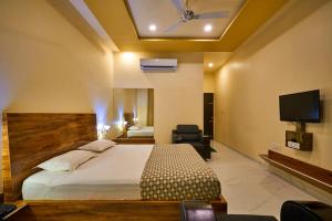 Postel nebo postele na pokoji v ubytování hotel saptarang residency panhala