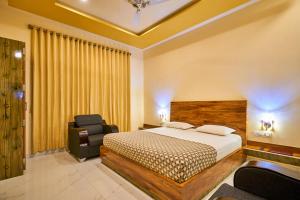 Postel nebo postele na pokoji v ubytování hotel saptarang residency panhala