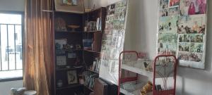 ein Zimmer mit einem Bücherregal voller Bücher in der Unterkunft Jenin Hostel in Janīn